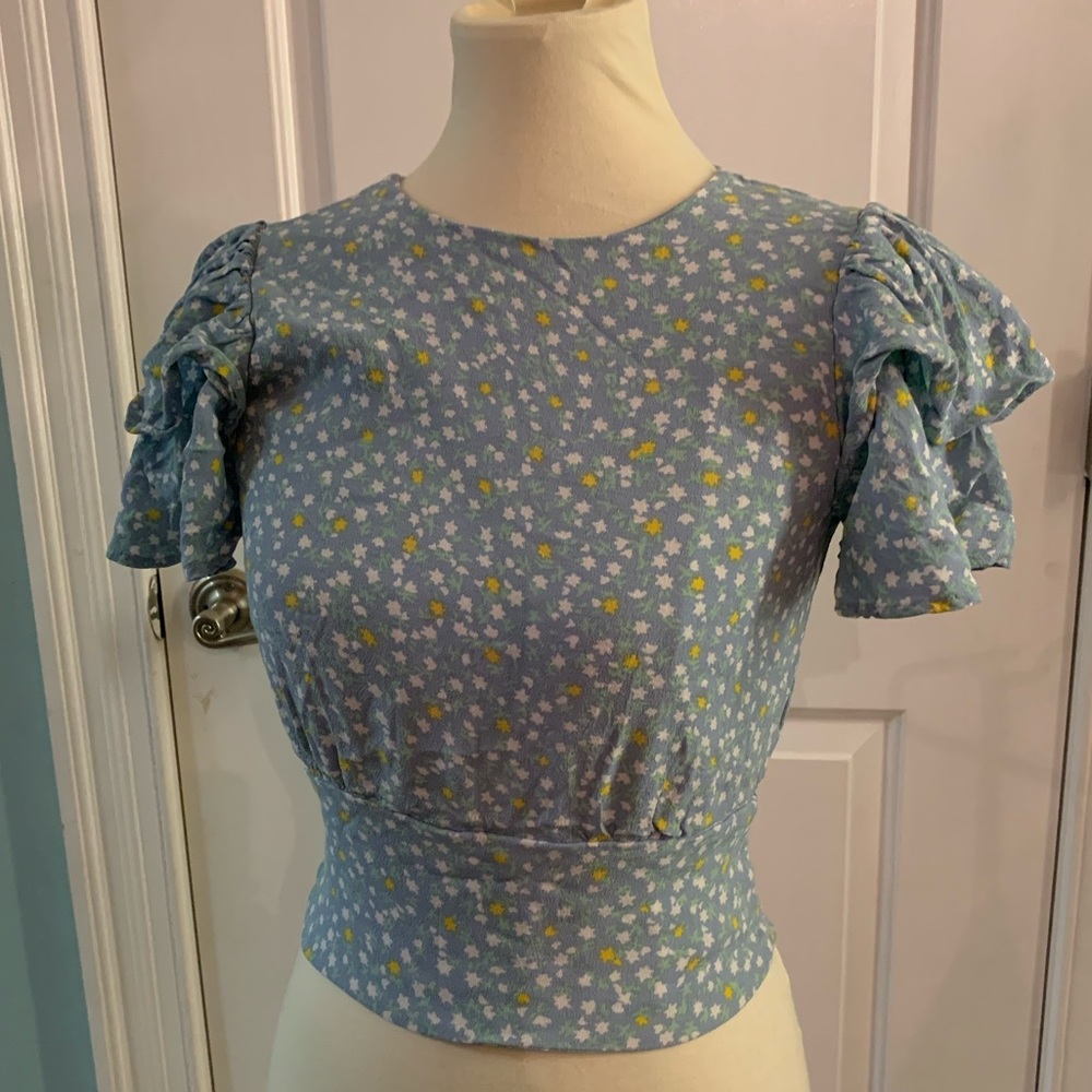 ADORABLE baby blue floral patterned top!! Size small from Forever 21 💙🌼🤍